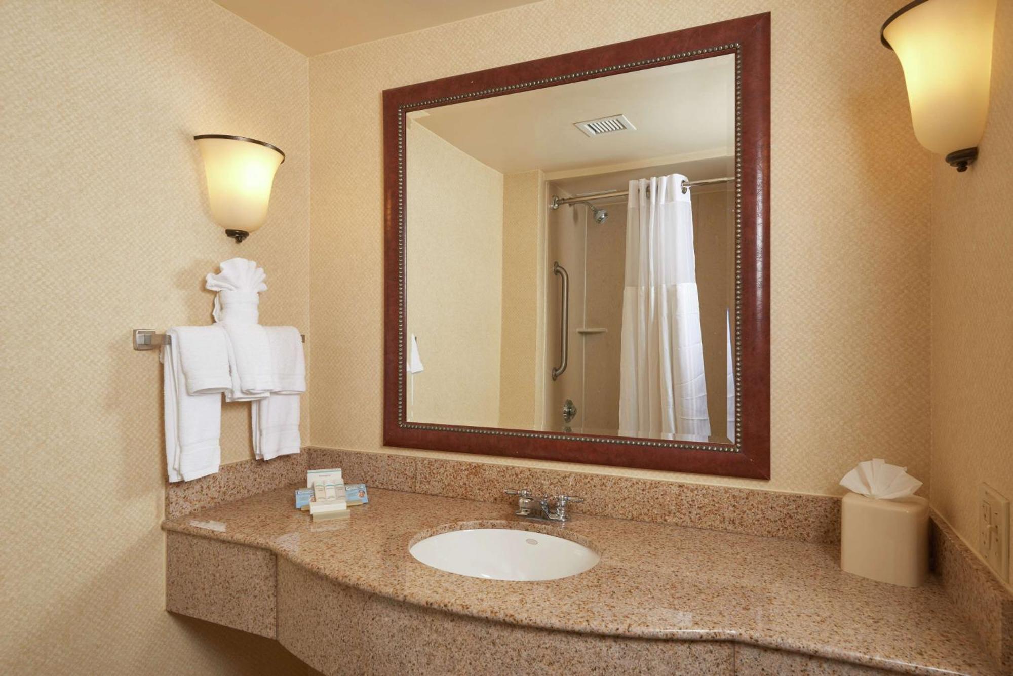 Hilton Garden Inn Newport News Eksteriør billede