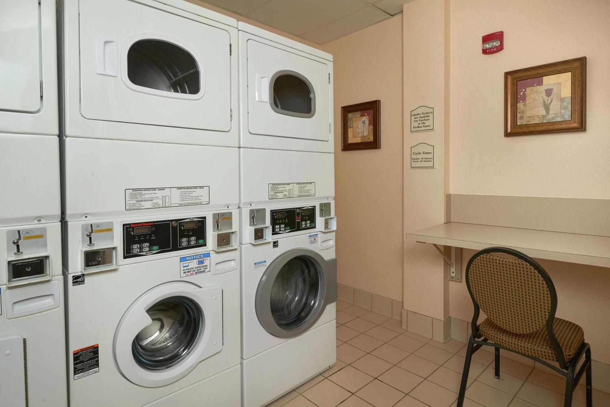 Hilton Garden Inn Newport News Eksteriør billede